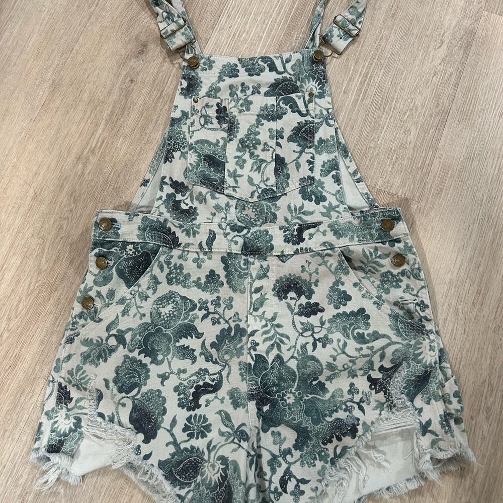 Anthropologie Pilcro Boho Distressed Botanic Floral Print Overall Shorts 31
